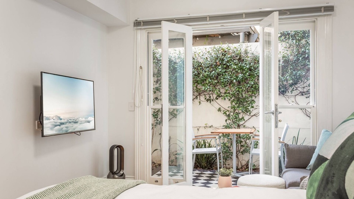 Lewisham Apartment | Lovely Studio with Patio 25 min from Sydney CBD