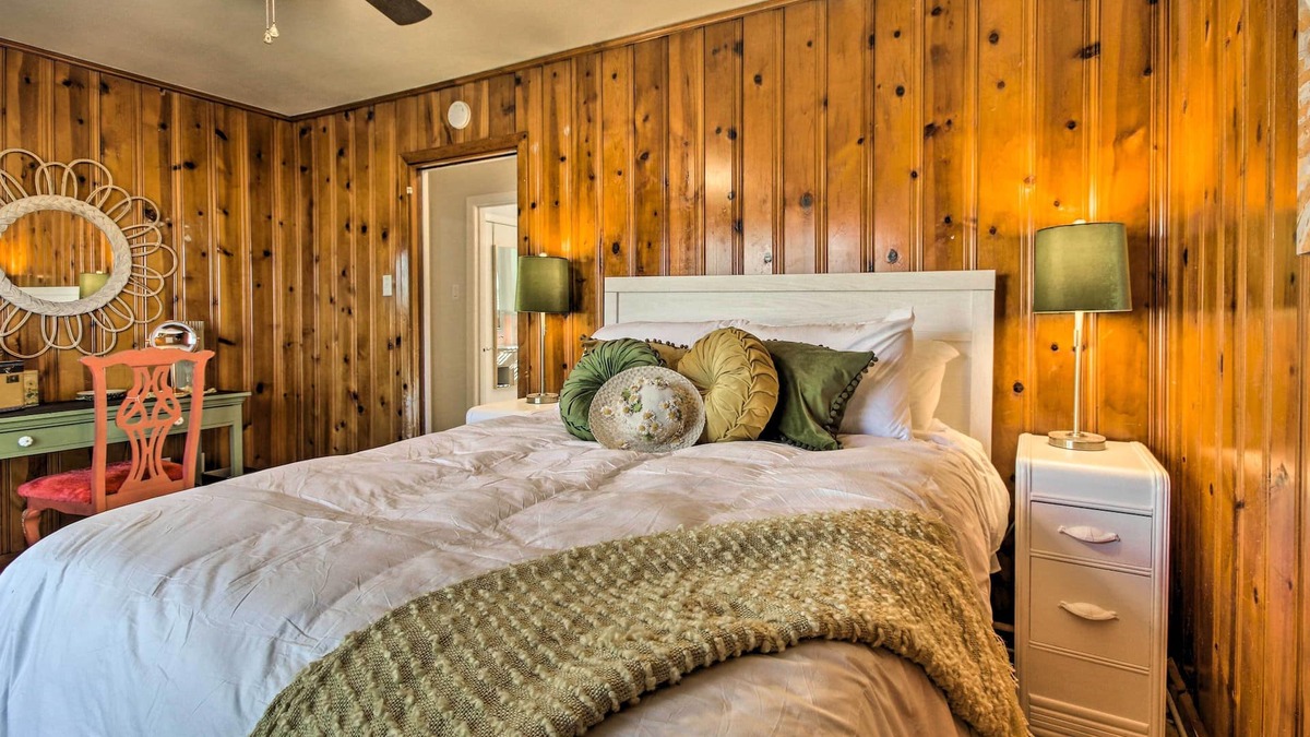 Tomball Cottage | Lovely Tomball Home < 1 Mi to Dtwn + Pool Access!