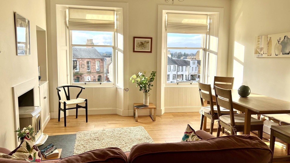 Melrose House | Lovely Townhouse with own garden overlooking the Square sleeps 2-5+ comfortably