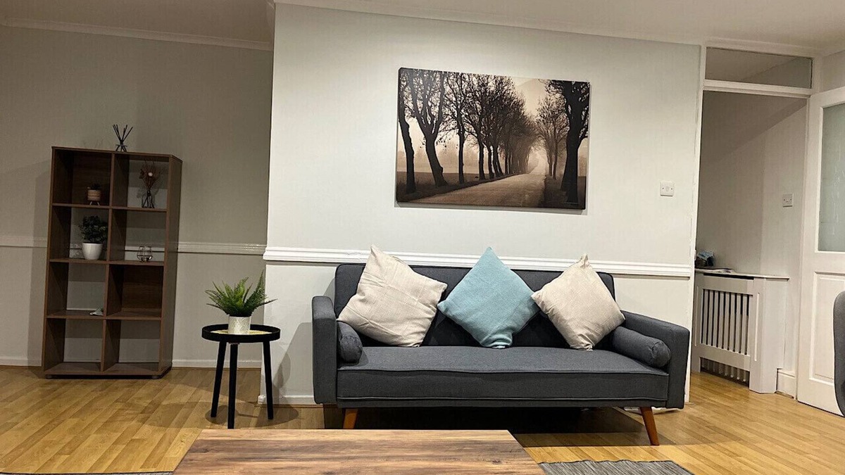 Custom House Apartment | Lovely two bedroom duplex apartment with parking