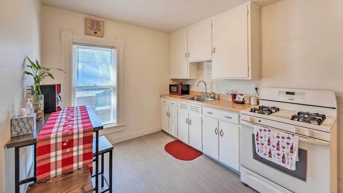 Beloit Apartment | Lovely Victorian Retreat: 1 Mi to Dtwn Beloit