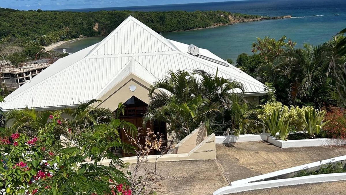 Saint David's Villa | Lovely villa overlooking the beautiful La Sagesse Bay.