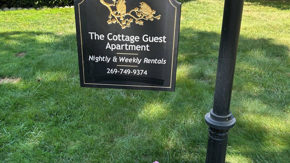 Olivet Apartment | Lovely Vintage B&B Charm! Close to Marshall, Charlotte & 5 min from I-69