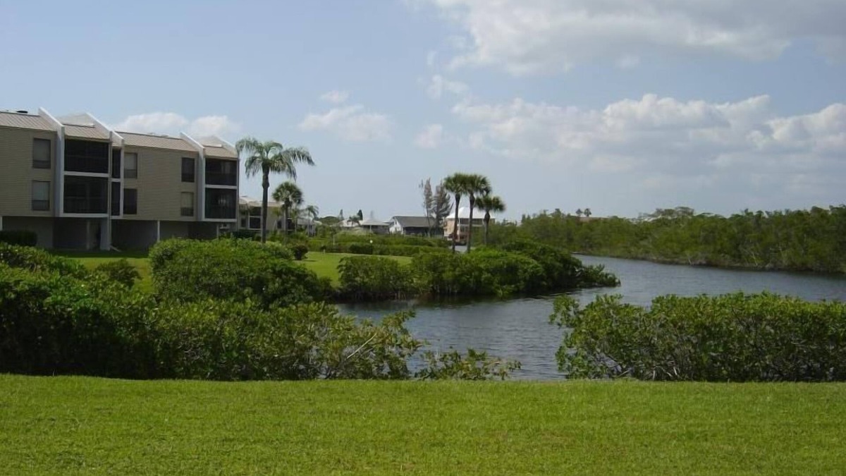 Mid Island Condo | Lovely Waterfront Condo.