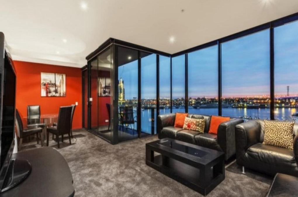 Docklands Apartment | Lovely waterfront condo with swimming pool and gym in the heart of Docklands