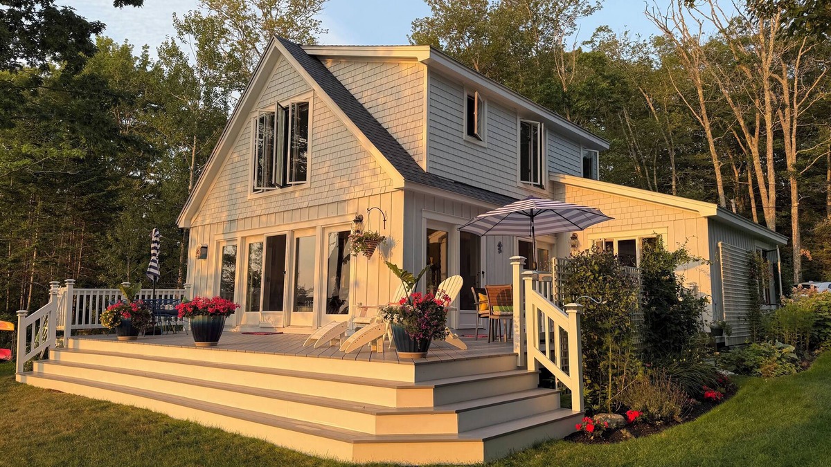 New Harbor House | Lovely waterfront cottage on Pemaquid Harbor. Weekly stays Saturday to Saturday.