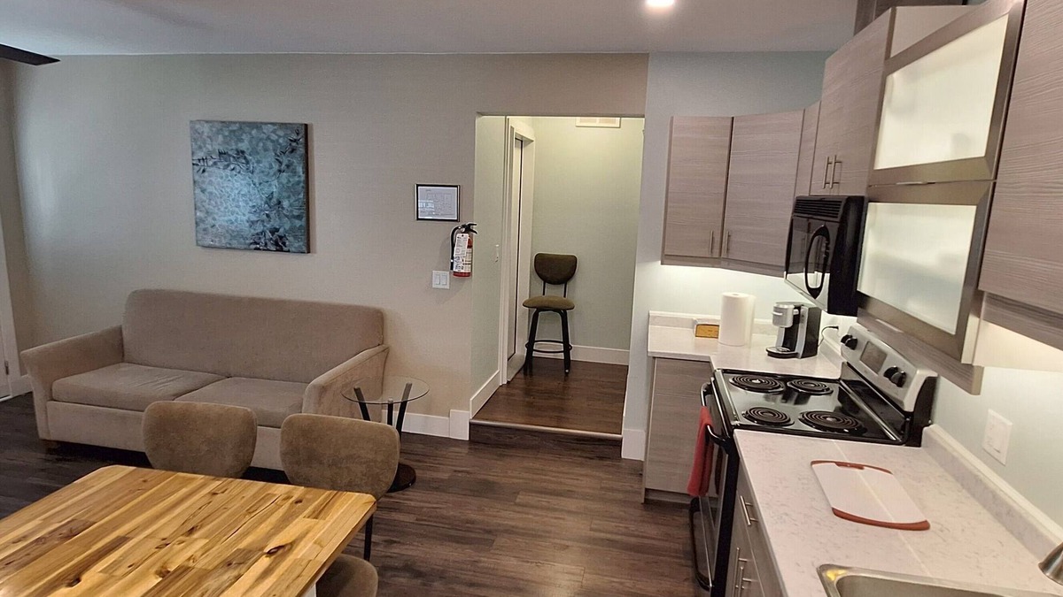 Rutland Apartment | Lovely welcoming Guest Apartment in Kelowna, BC. Beach 10 Min. Big White 35 Min