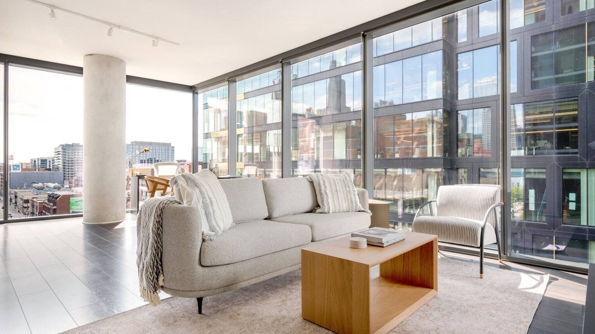 West Loop Apartment | Lovely West Loop 2BR w/W/D, Gym & Lounge, nr L, by Blueground
