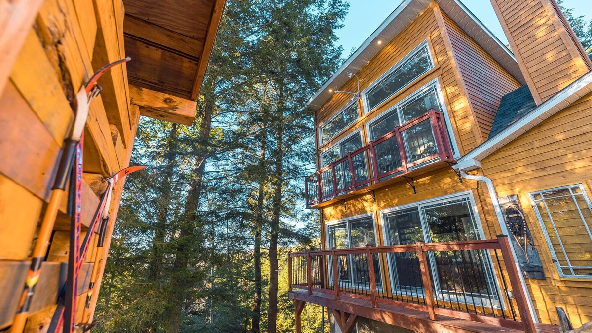 Pointe-au-Chene Ski Chalet | ❤️❤️❤️ LoveNestChalet | Hot Tub, Fireplace & BBQ ❤️ Lake & Mountain ❤️❤️❤️