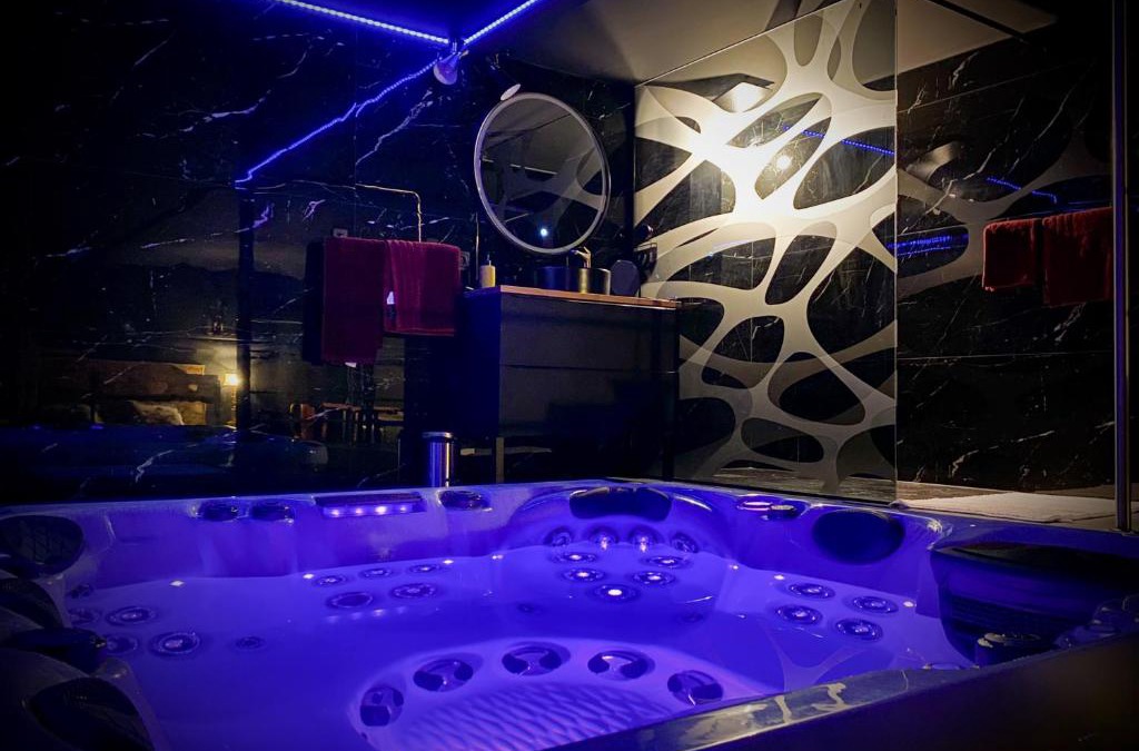 Chazey-sur-Ain Hotel | Loveroom avec jacuzzi 01