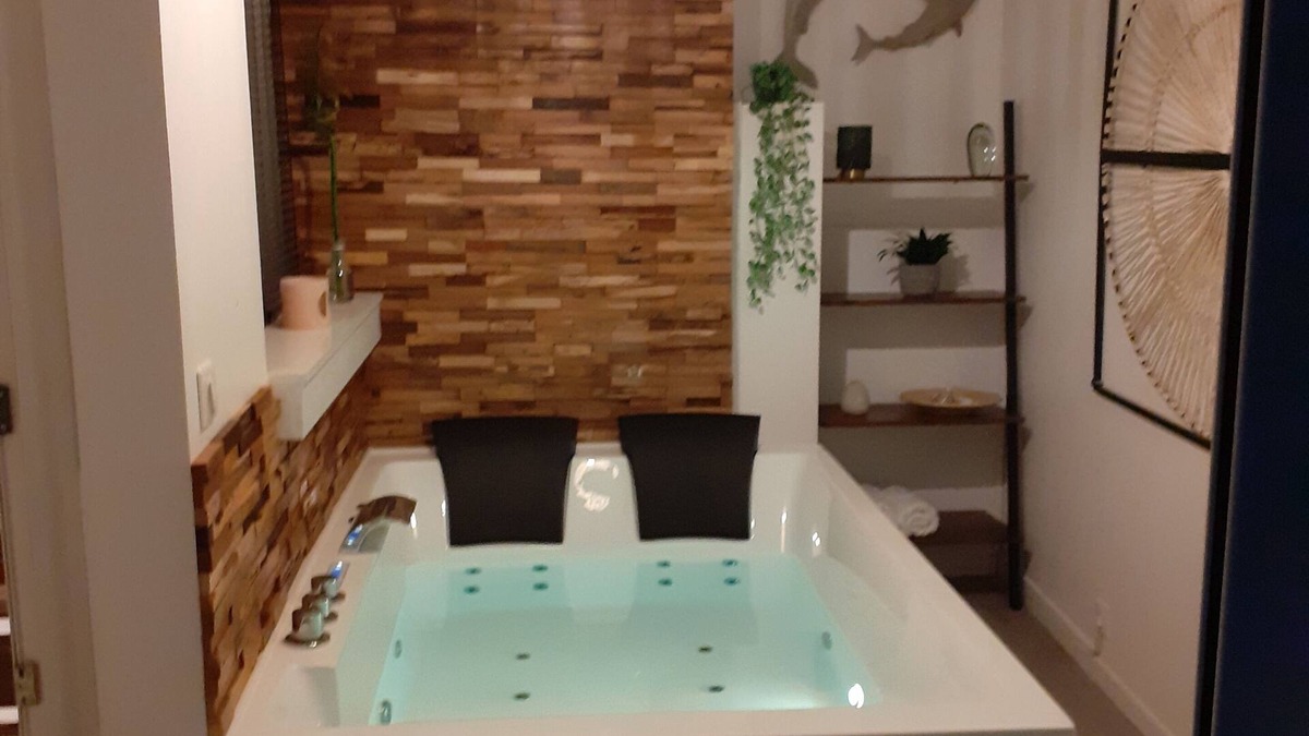 Itteville House | LOVEROOMOUTOFTIME 'JACUZZI and GARDEN' private.