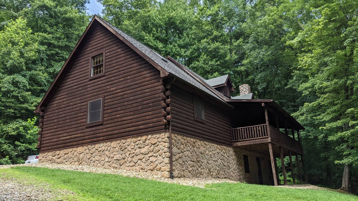 Logan Cabin | Lovie's Hillside Lodge nestled into 5 wooded acres