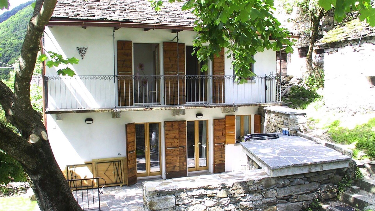 Lavertezzo House | Lovingly renovated Ticino house with sunbathing lawn on a sunny hillside location