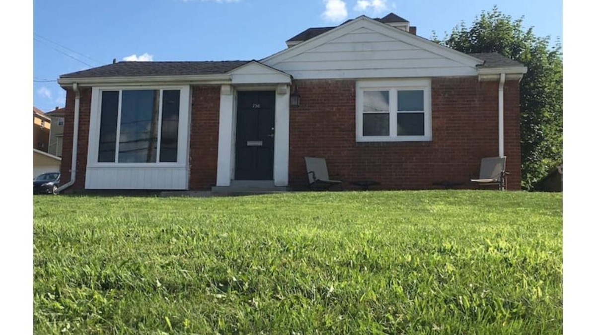 Coraopolis House | Lovin’ the Location - PIT Airport- Downtown - RMU
