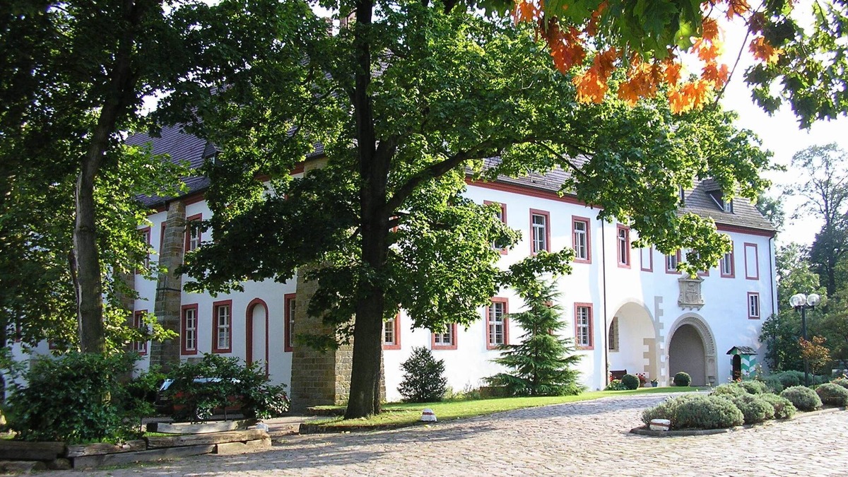 Arzberg Apartment | Lovingly renovated mansion with 6 one-room apartments in a quiet location