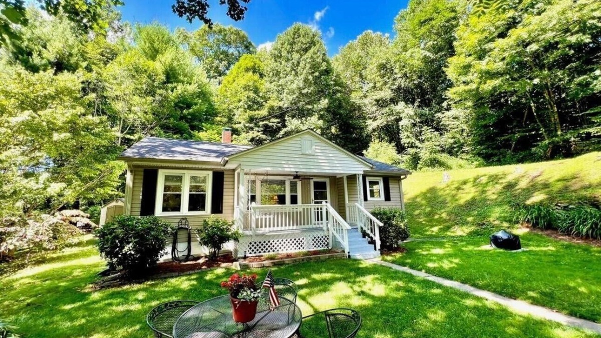 Lansing Cottage | LOW AUGUST RATES! Cozy Cottage with private setting in Lansing, NC