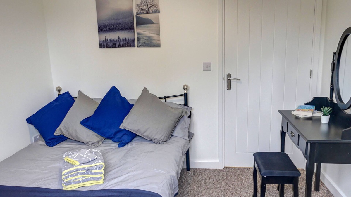 Didcot Apartment | Low Cost, Pet Friendly 4 Bed + Parking (04)