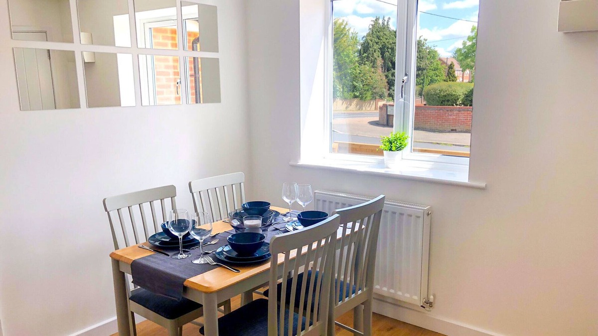 Abingdon Apartment | Low Cost, Pet Friendly 4 Bed + Parking (02)