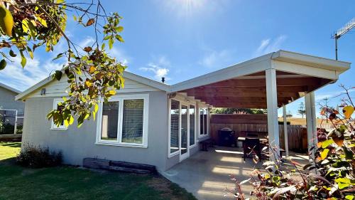Low Head Apartment | LOW HEAD beachside bungalow "Cockle Shell"
