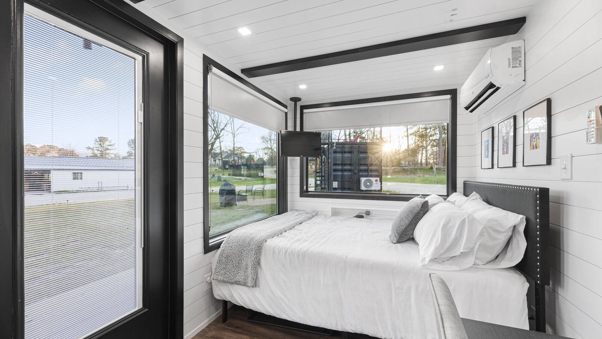 Willis Cottage | Low N' Slow -2 mins to Lake Conroe! Rooftop deck, Heated Pool, Fire Pit