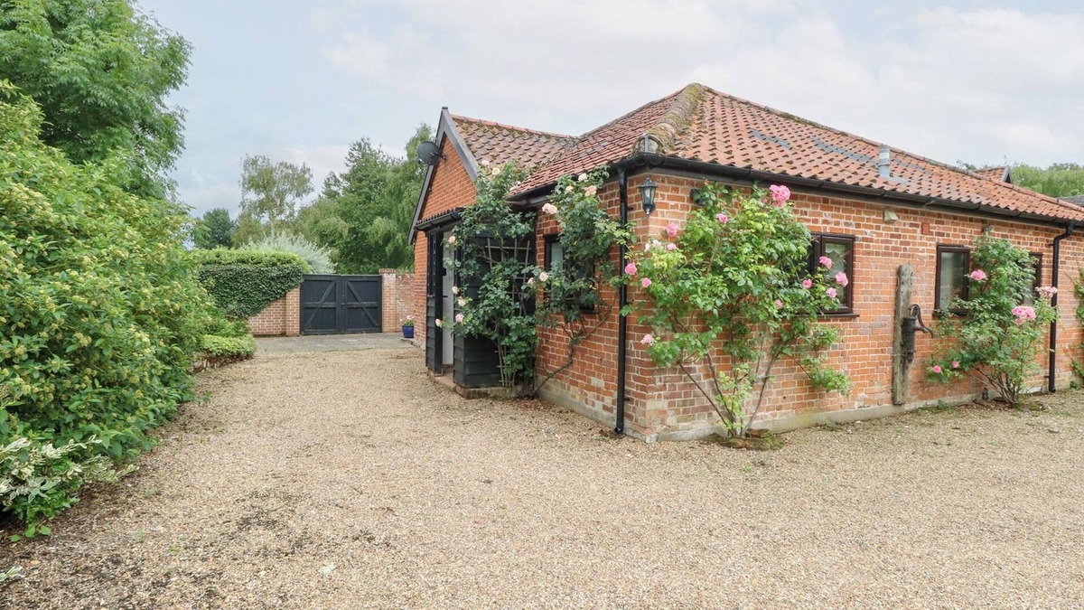 Diss Cottage | LOWBROOK COTTAGE, pet friendly, with a garden in Dickleburgh