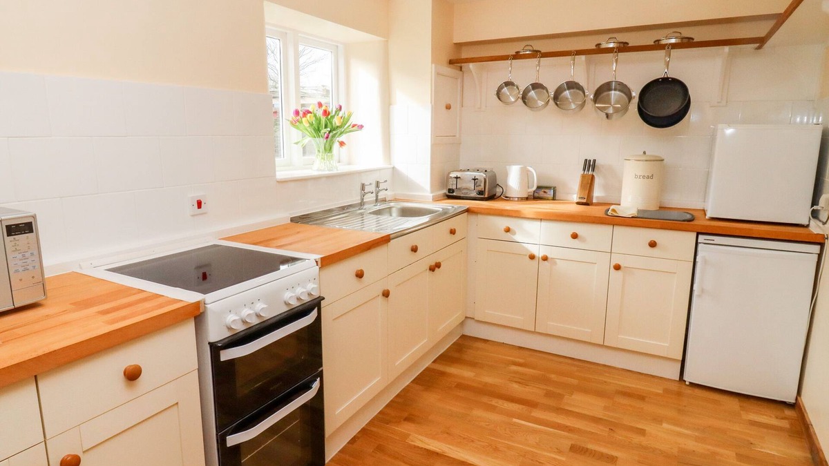 Westbrook Court Cottage | LOWER BARN, character holiday cottage, with open fire in Peterchurch