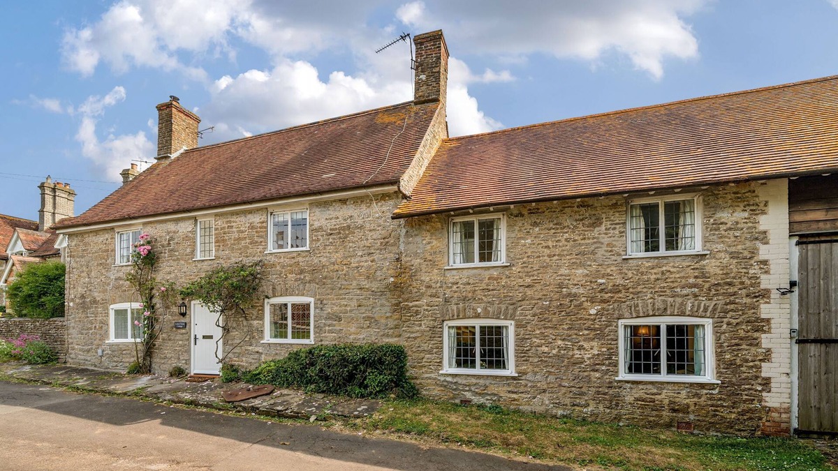 Stalbridge Cottage | Lower Farm Cottage - sleeps 4 guests in 2 bedrooms