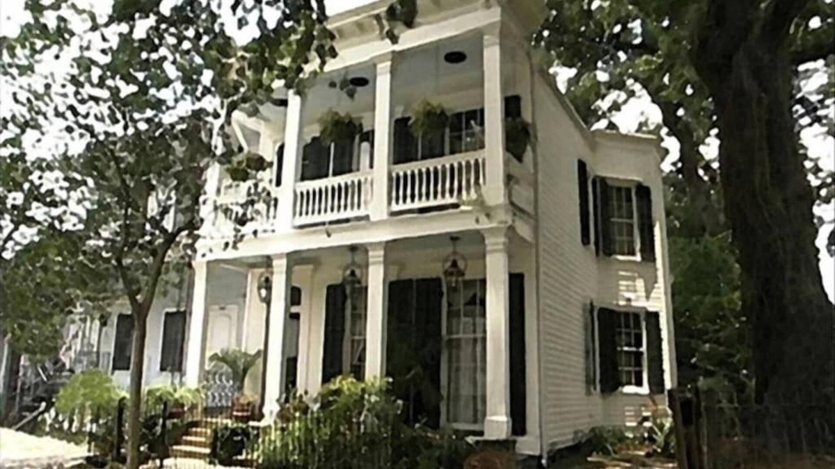 Lower Garden District House | Lower Garden District 1863 Historic Guest House