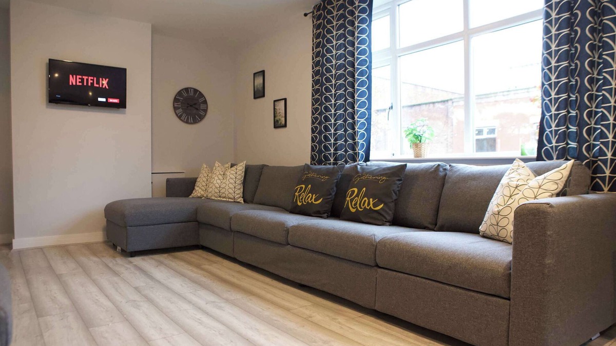 Trafford Apartment | Lower Gathering Sale Nr Manchester - Sleeps 13