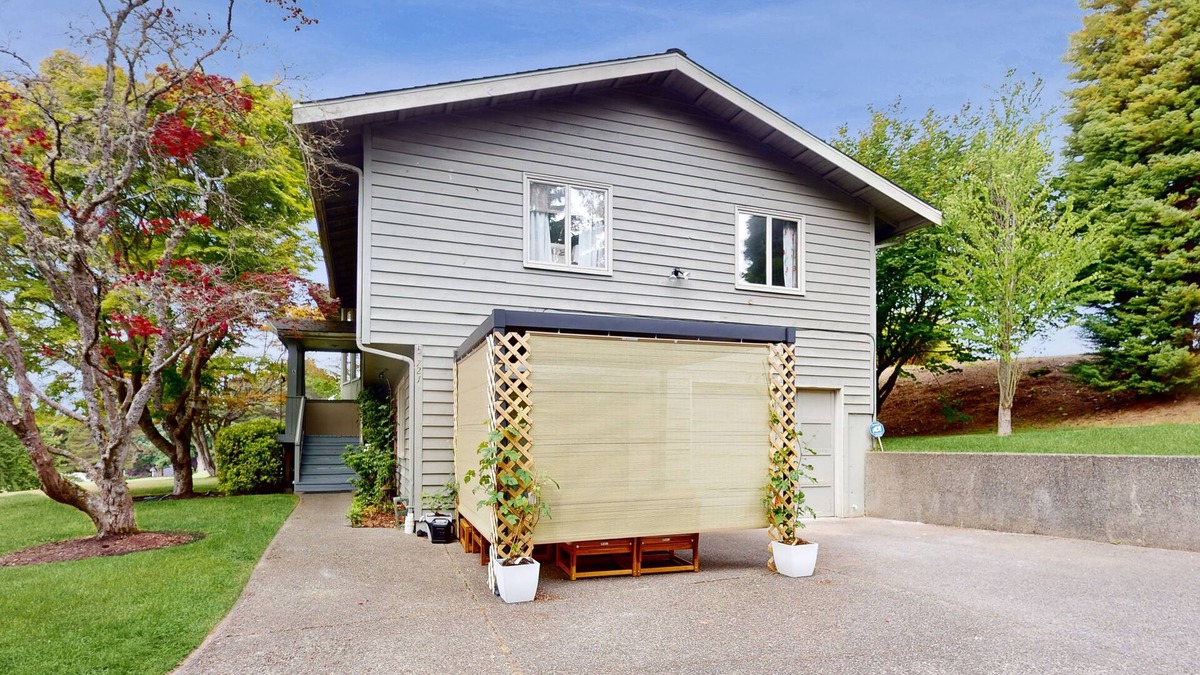Bainbridge Island House | Lower-level apartment escape with full kitchen, Wifi and golf course views