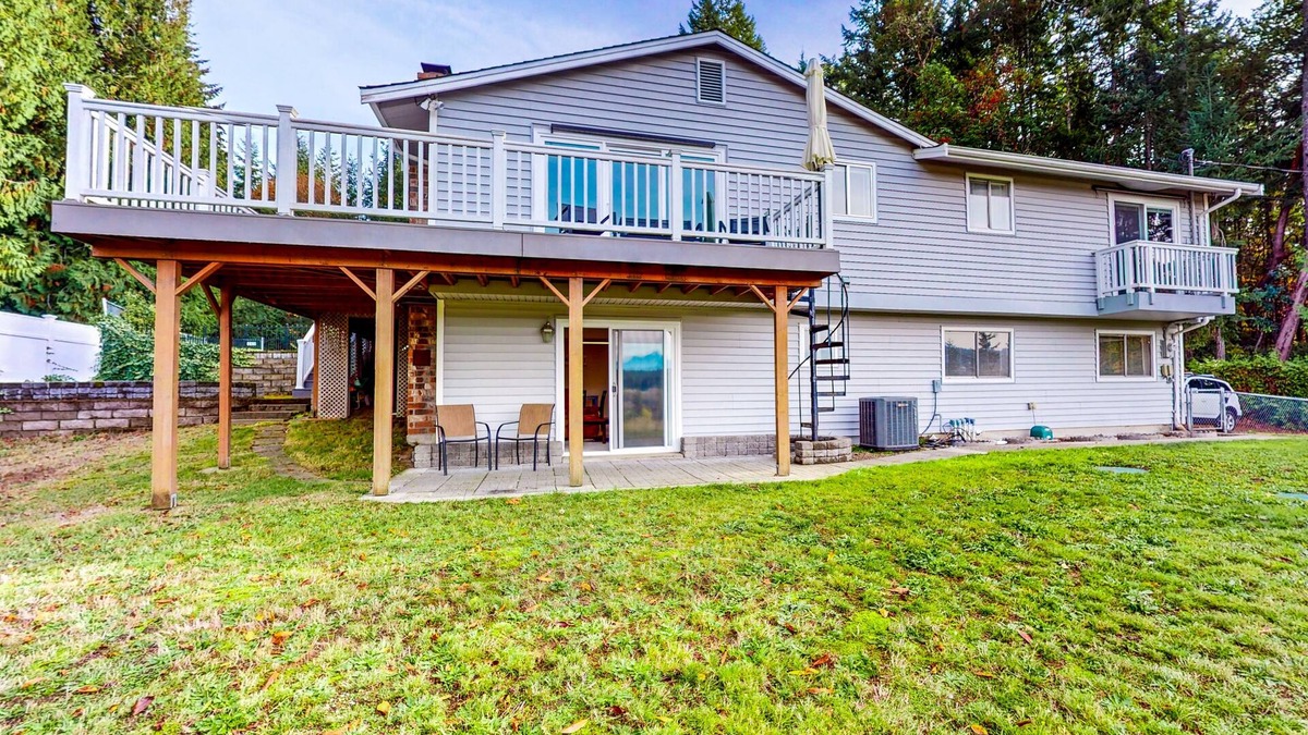 Silverdale House | Lower level duplex with patio, mountain views and W/D