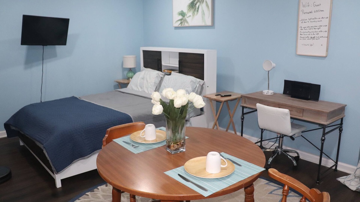 South Gate House | Lower Level Loft - Adorable Studio Apt. Near BWI