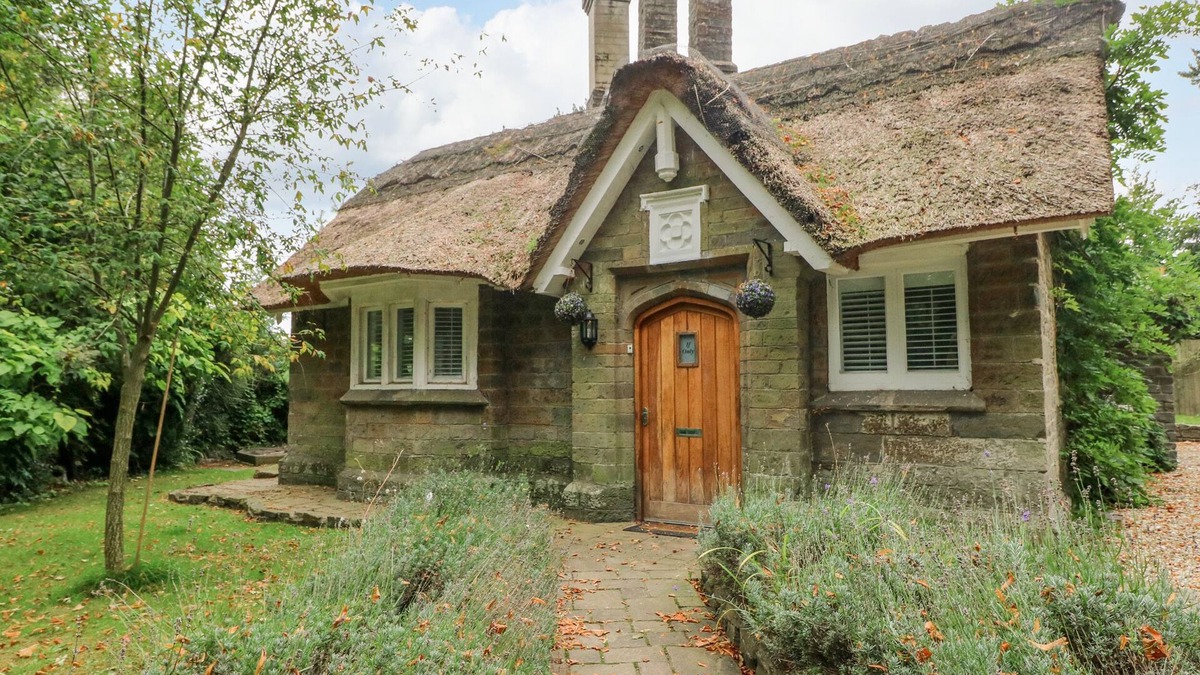 Sketty Cottage | LOWER SKETTY GREEN LODGE, pet friendly, with a garden in Swansea
