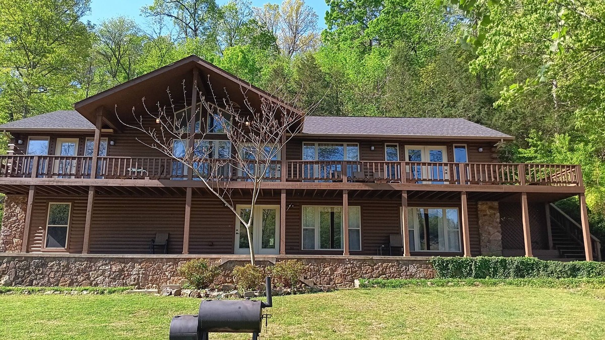 Flippin House | LOWEST FALL RATES ON WHITE RIVER W/2 SLIP COVERED BOAT DOCK! GREAT FISHING!