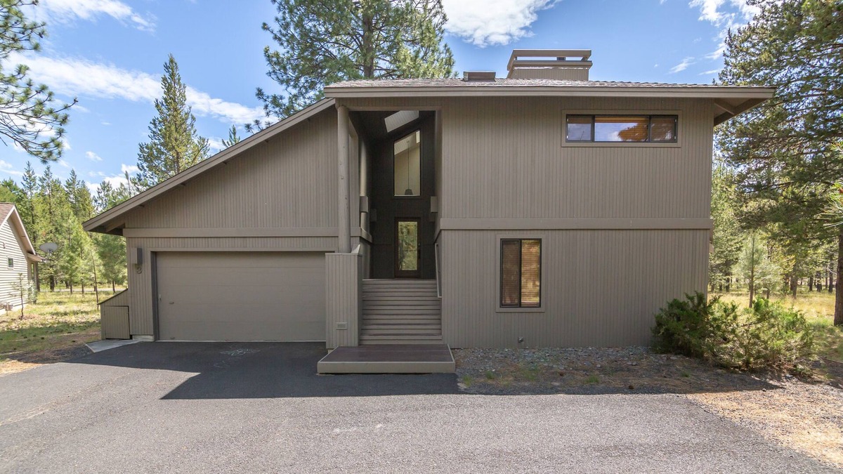 Overlook Park House | Lowland #3 3 masters, 8 SHARC passes and close to the Village/Sharc area!