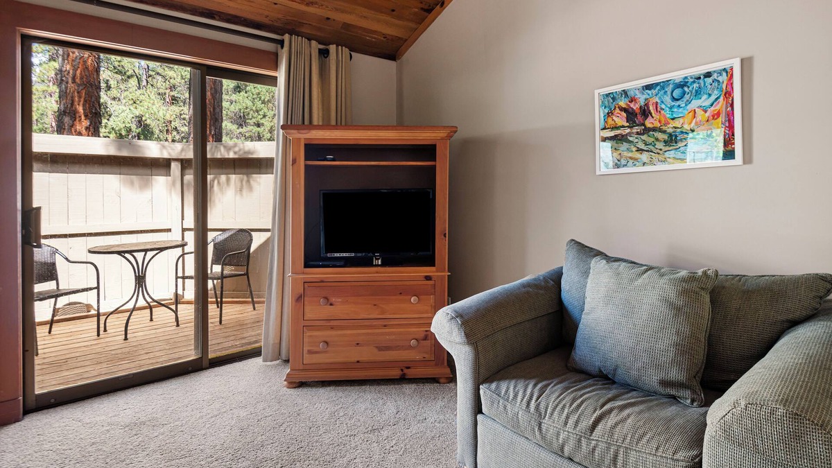 Black Butte Ranch Condo | LR029 | Lodge Condo located at the Lodge with private fenced in patio.
