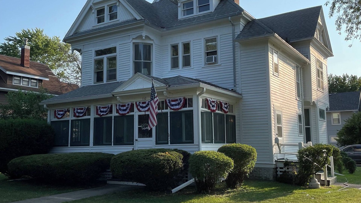 Storm Lake Apartment | Lrg Pvt upstairs Apt in the heart of SL short walk to lake, parks, and BVU.