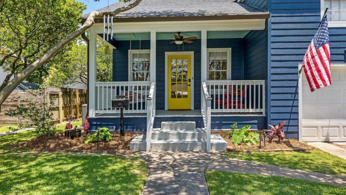 Mid City South House | LSU Garden District Home on Parade Route