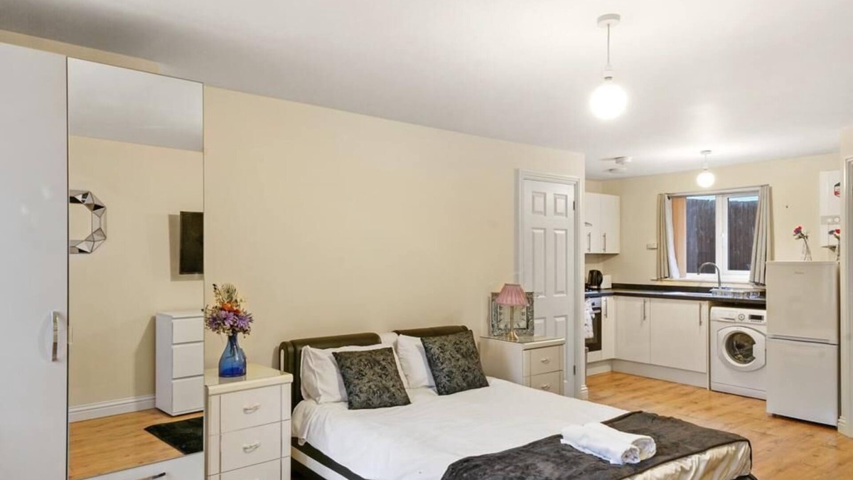 Luton Apartment | LT Properties Lovely Studio Apartment