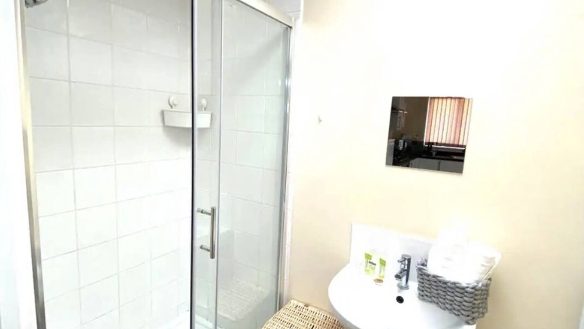 Luton Apartment | Lt Properties Luxury studio apartment Ground floor 1