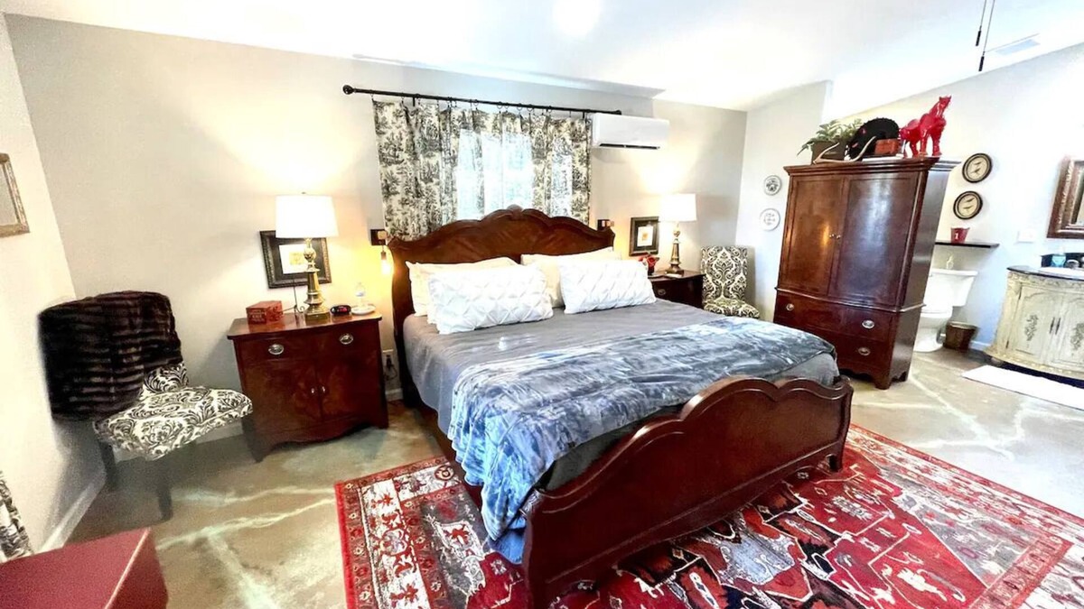 Valley View Bed & Breakfast | Lubbock Room in Red Oak Lodge @ Towering Oaks b&b
