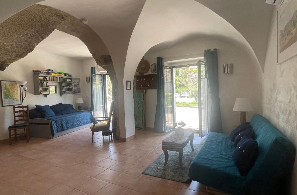 Cabrieres-dʼAigues House | Luberon maison de village entière 2 à 6 personnes