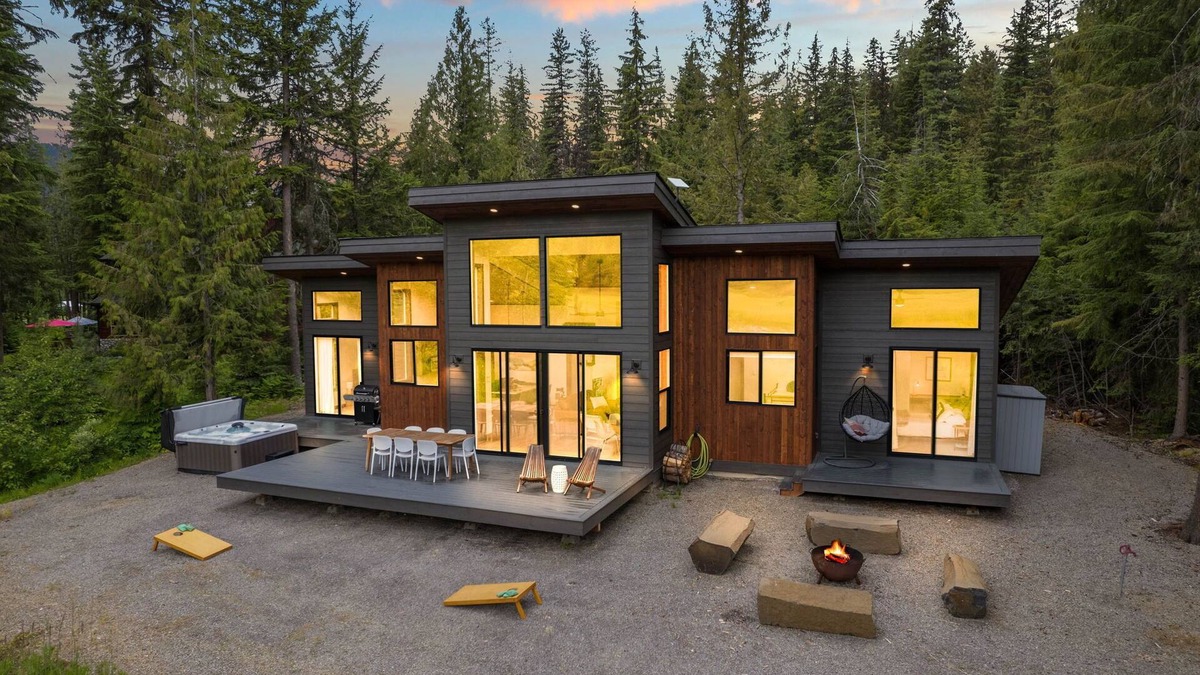 Priest River House | Luby Lodge - Modern Luxury Home with a Hot Tub