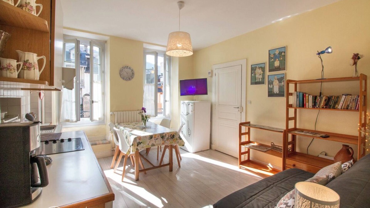 Bagneres-de-Luchon Apartment | LUCHON LUMINEUX T2 CentreVille-Jardin-Wifi Unlimited>500Mb/s