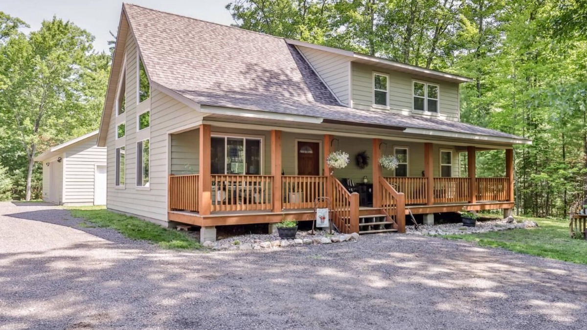 Lake Tomahawk House | Lucky Bass Retreat | Lake Access, Game Room, Bikes, Big Yard, Firepit, AC