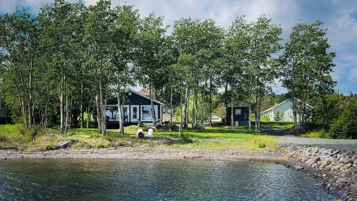 Campbellton House | Lucky Bay Hideaway - Seaview Sauna & cedar hot tub