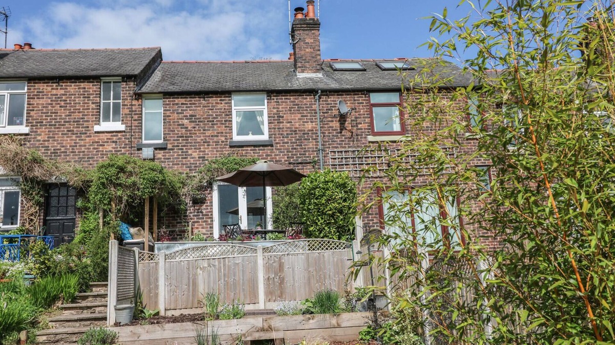 Foxt Cottage | LUCKY COTTAGE, luxury holiday cottage, with open fire in Foxt