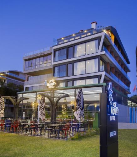 Eski Lara Hotel | Lucky Monkey Hotel