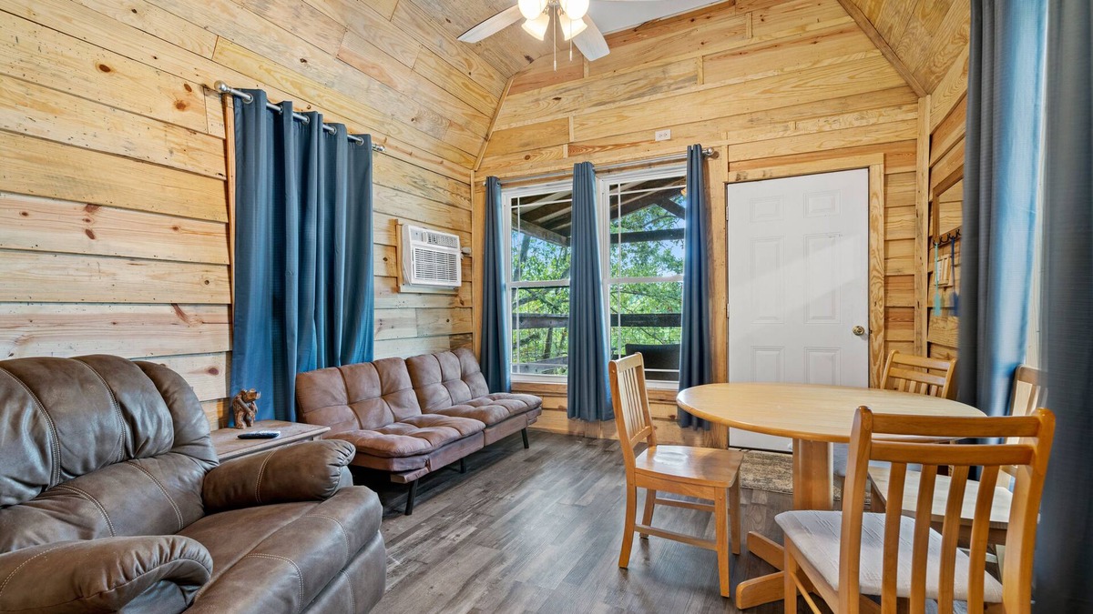 Glenwood Cabin | Lucky's Canoe & Kayak Cabin #1 - Caddo River Access!