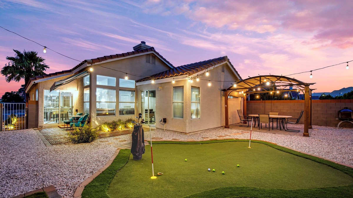 Las Vegas House | Lucky vacation with putting green King/Queens beds